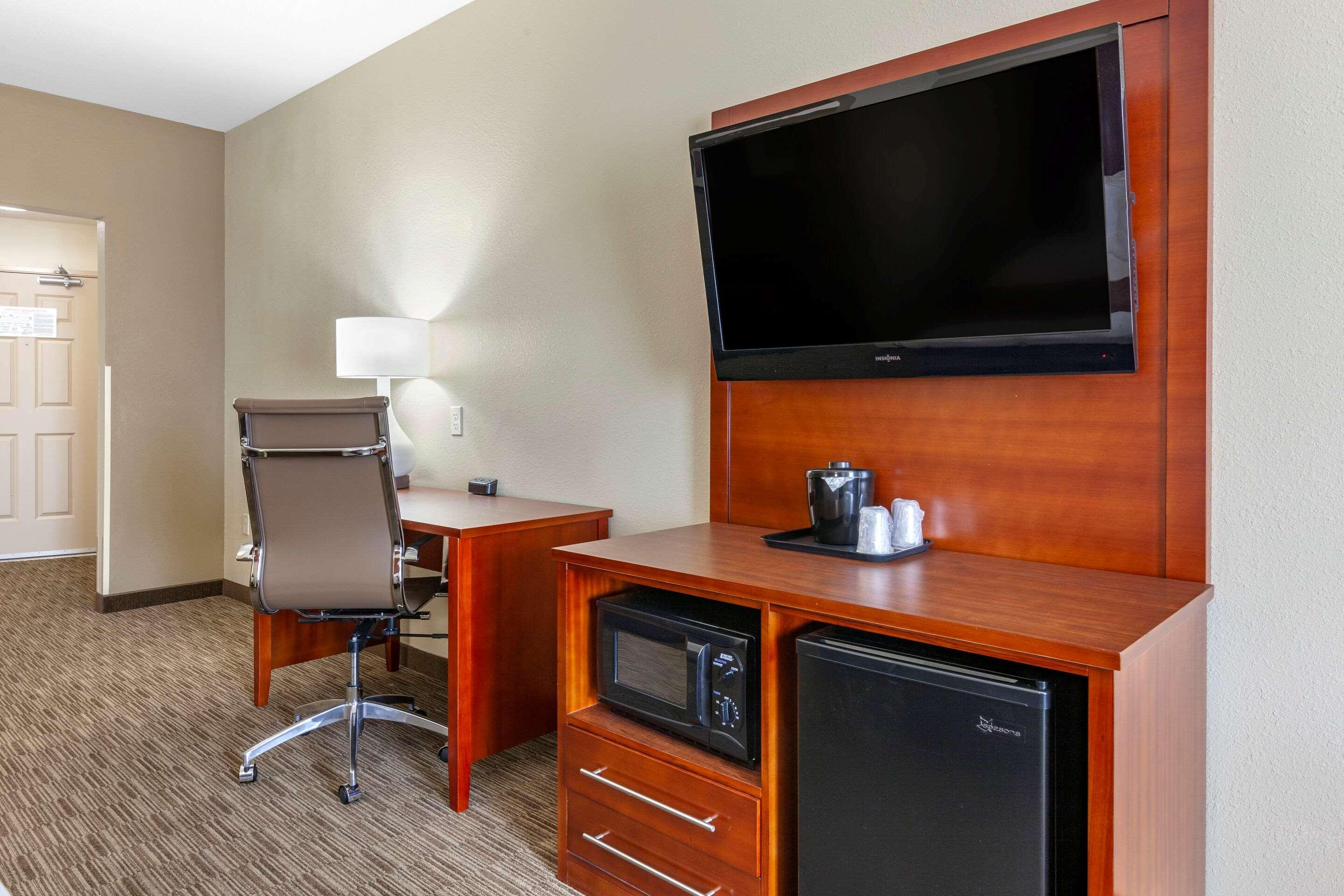 אושקוש Comfort Suites מראה חיצוני תמונה