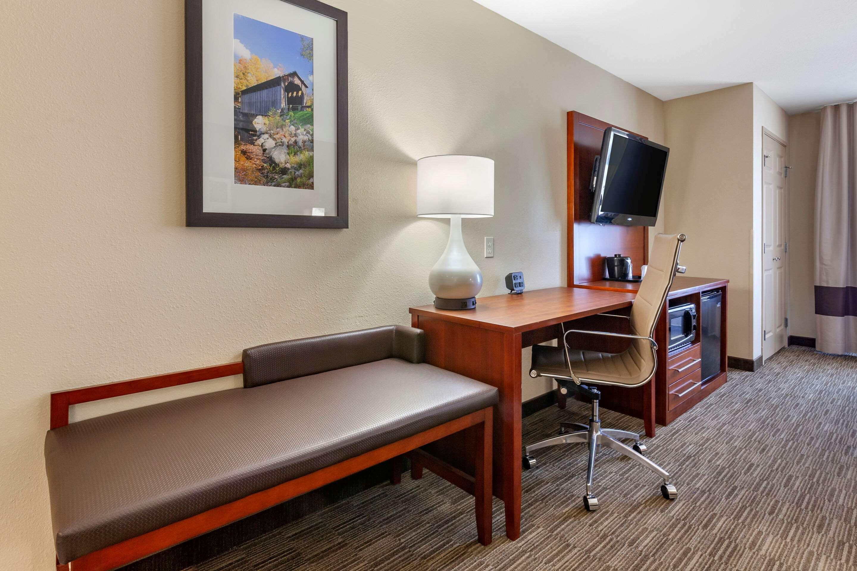 אושקוש Comfort Suites מראה חיצוני תמונה