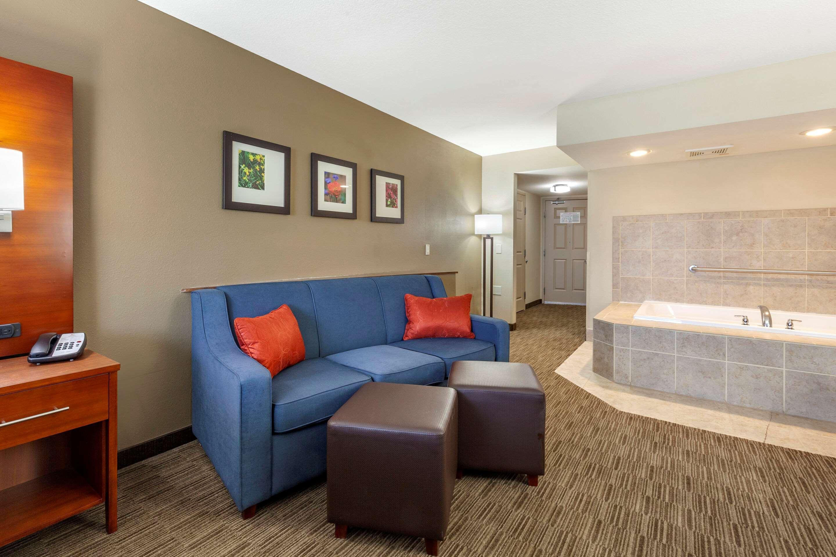אושקוש Comfort Suites מראה חיצוני תמונה