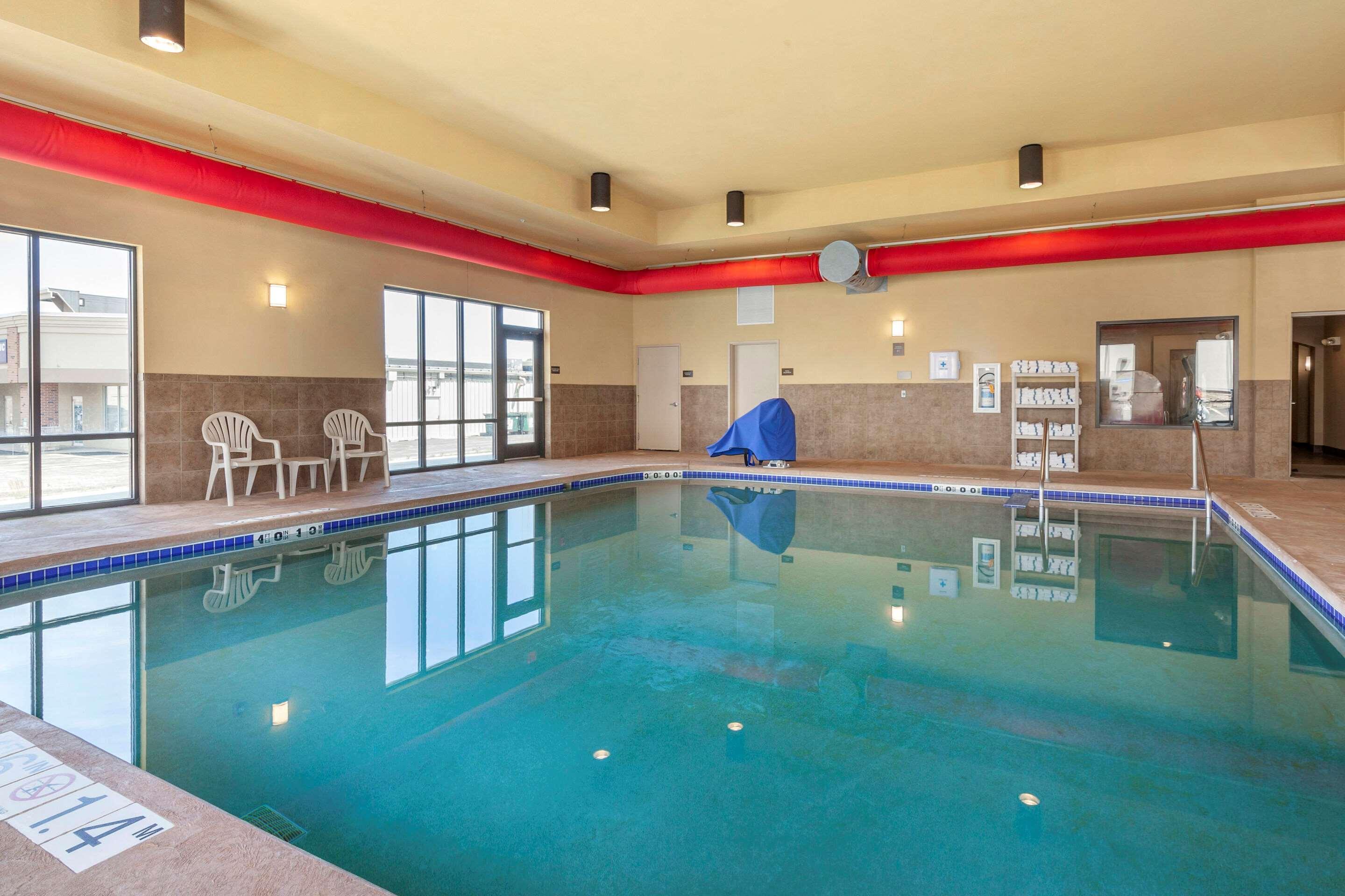 אושקוש Comfort Suites מראה חיצוני תמונה