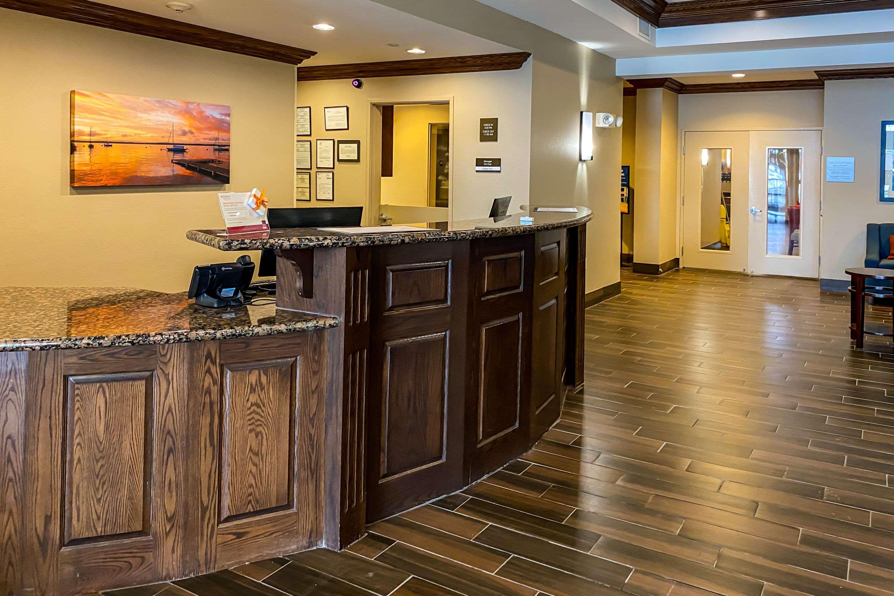 אושקוש Comfort Suites מראה חיצוני תמונה
