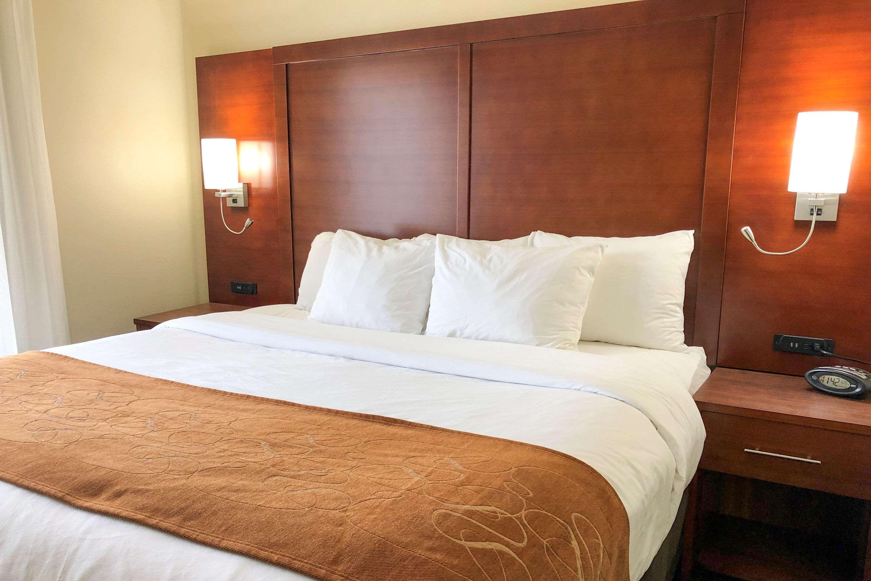 אושקוש Comfort Suites מראה חיצוני תמונה
